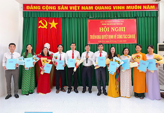 Ông Huỳnh Minh Trúc, Giám đốc CDC Cần Thơ trao quyết định bổ nhiệm lãnh đạo Phòng Tổ chức – Hành chính; phòng Kế hoạch – Nghiệp vụ; phòng Tài chính – Kế toán.