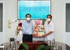 Đoàn công tác của UBND thành phố do ông Dương Tấn Hiển, Phó Chủ tịch thường trực UBND thành phố làm trưởng đoàn, đến thăm và trao quà tết tại Bệnh viện Y học cổ truyền. Ảnh: Ngọc Ngân