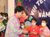 GS.TS Trần Thị Trung Chiến, Nguyên Bộ trưởng Bộ Y tế, Chủ tịch Danh dự Hội Phòng, chống HIV/AIDS Việt Nam tặng quà cho các em thiếu nhi.