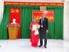 Đồng chí Dáp Thanh Giang, Bí thư Chi bộ 8 trao Quyết định kết nạp đảng cho đồng chí Phạm Lê Huyền Trang.