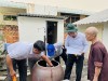 Đoàn giám sát điểm kiểm tra lăng quăng tại nhà dân.
