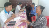 Cán bộ y tế Trung tâm Kiểm soát bệnh tật TP Cần Thơ tư vấn dinh dưỡng, luyện tập cho người dân.