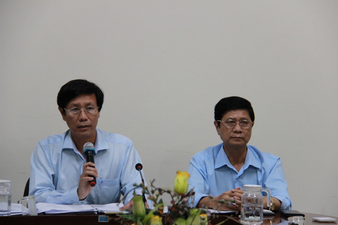 BS.CKII Cao Minh Chu, Giám đốc Sở Y tế và BS.CKI Huỳnh Văn Nhanh, Phó Giám đốc Sở Y tế chủ trì cuộc họp