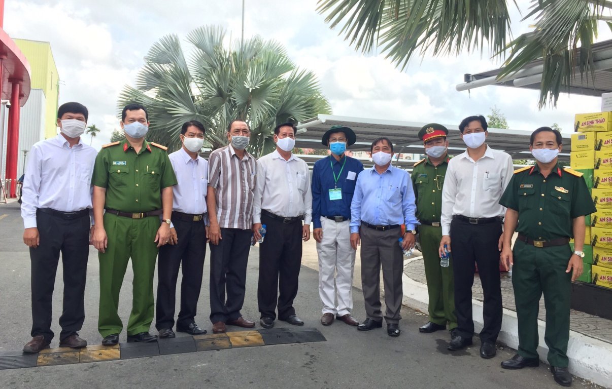 Bí thư Quận ủy Ninh Kiều Nguyễn Tiền Phong (thứ tư từ phải qua) cùng Đoàn kiểm tra đến thăm hỏi các lực lượng làm nhiệm vụ và trao tặng 20 triệu đồng hỗ trợ cho Điểm kiểm soát phòng chống dịch COVID-19