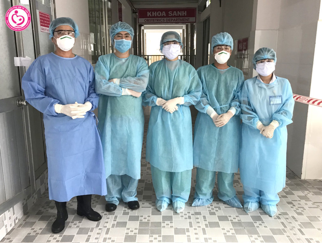 Ê-kíp các bác sĩ và hộ sinh thuộc Đội Phản ứng nhanh Bệnh viện Phụ sản TP Cần Thơ