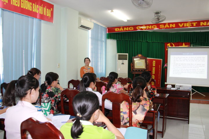 BS.CKI Trần Thị Thu Hồng, Trung tâm Kiểm soát bệnh tật trình bày quy trình sàng lọc, kết nối chuyển gửi phụ nữ mang thai/cặp mẹ con trong dự phòng HIV, viêm gan B và giang mai tại lớp tập huấn