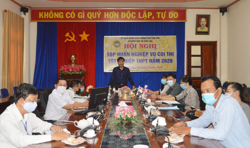 Ông Nguyễn Phúc Tăng, Phó Giám đốc Sở Giáo dục và Đào tạo thành phố Cần Thơ, Chủ tịch Hội đồng thi tốt nghiệp THPT năm 2020 (đứng) chủ trì hội nghị.