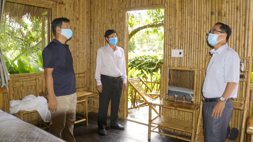 BS.CKII Cao Minh Chu, Giám đốc Sở Y tế làm trưởng đoàn đã đến kiểm tra, giám sát tại Homestay Bamboo Eco Village.