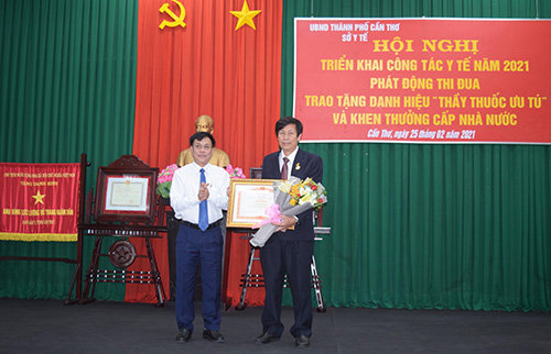 Ông Nguyễn Ngọc Hè, Phó Chủ tịch UBND TP Cần Thơ trao Bằng khen của Thủ tướng Chính phủ cho tập thể Sở Y tế TP Cần Thơ có thành tích xuất sắc trong phòng, chống dịch COVID-19