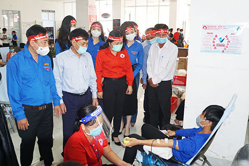 Ông Nguyễn Ngọc Hè, Phó Chủ tịch UBND TP Cần Thơ (thứ hai từ trái qua), cùng lãnh đạo Thành đoàn, Hội Chữ thập đỏ thành phố... thăm hỏi người hiến máu.