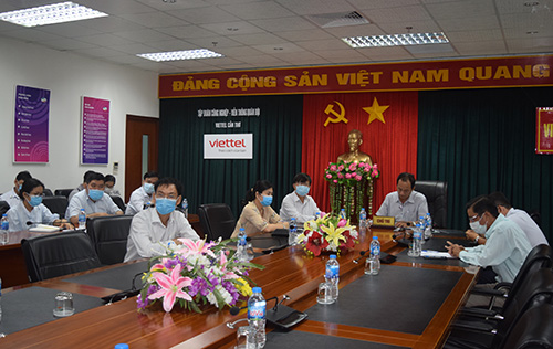 Các đại biểu dự hội nghị trực tuyến tại điểm cầu Viettel Cần Thơ.