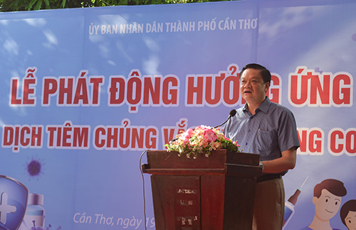 Ông Dương Tấn Hiển, Phó Chủ tịch Thường trực UBND thành phố phát biểu phát động Chiến dịch tiêm chủng vắc xin phòng COVID-19.