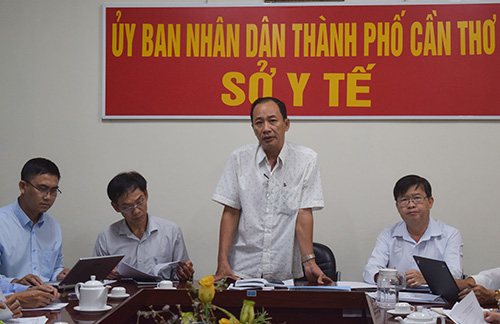 Ông Phạm Phú Trường Giang, Phó Giám đốc Sở Y tế TP Cần Thơ phát biểu tại cuộc họp.