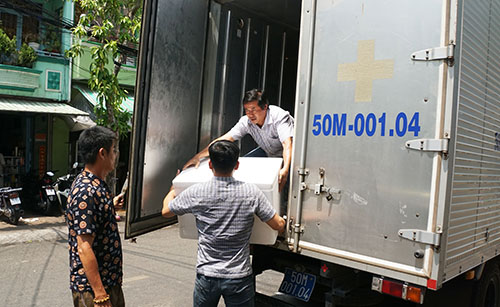Xe chuyên dụng của Viện Pasteur TP Hồ Chí Minh vận chuyển vắc xin an toàn đến CDC Cần Thơ.