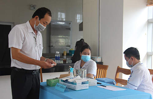 Ông Phạm Phú Trường Giang, Phó Giám đốc Sở Y tế giám sát điểm tiêm tại Vườn ươm công nghệ Việt Nam - Hàn Quốc vào ngày đầu triển khai tiêm chủng vắc xin phòng COVID-19 đợt 3