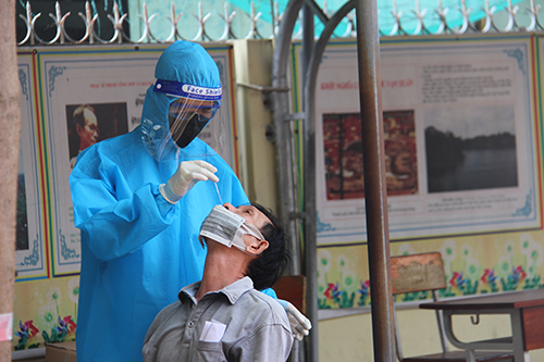 Người dân Khu vực 2, phường An Phú, quận Ninh Kiều được lấy mẫu xét nghiệm SARS-CoV-2.