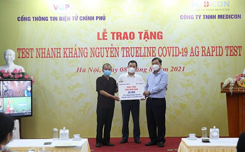 TRAO TANG TEST NHANH COVID 19 0003