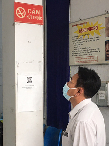 Đoàn kiểm tra giám sát việc thực hiện các hoạt động phòng chống tác hại thuốc lá tại các trạm y tế.