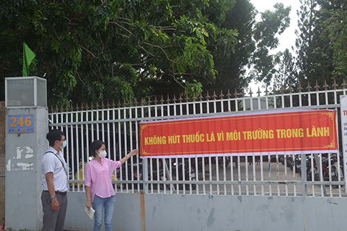 Đoàn kiểm tra tại Công ty May Việt Thành, có thực hiện treo băng rôn hưởng ứng Tuần lễ quốc gia không thuốc lá 25-31/5/2022 và Ngày Thế giới không thuốc lá 31/5/2022