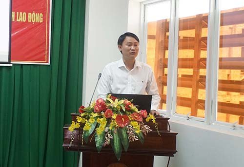 Bác sĩ Nguyễn Nhân Nghĩa, Phó Trưởng phòng Kế hoạch Nghiệp vụ hướng dẫn An toàn, vệ sinh lao động cho nhân viên y tế trong phòng, chống dịch COVID-19.