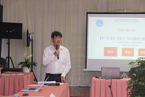 Bác sĩ Huỳnh Minh Trúc, Giám đốc Trung tâm Kiểm soát bệnh tật TP Cần Thơ phát biểu tại lớp tập huấn.