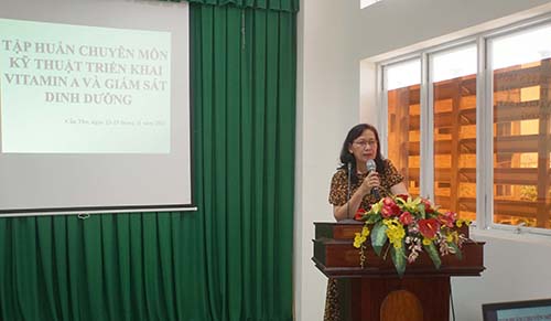 Thạc sĩ Trần Xuân Huyền, Phó Trưởng Khoa Dinh dưỡng phát biểu tại lớp tập huấn.
