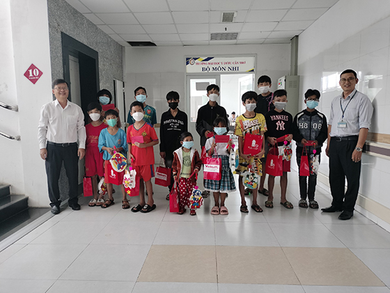 Ông Huỳnh Minh Trúc, Giám đốc Trung tâm Kiểm soát bệnh tật, trao quà trung thu cho các cháu thiếu nhi đang điều trị tại bệnh viện Nhi đồng.