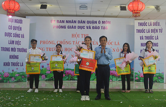 Ông Nguyễn Hữu Nhân, Trưởng phòng Chính trị tư tưởng – Sở Giáo dục và Đào tạo TP Cần Thơ trao giải Nhất cho Trường THCS Thới Long.