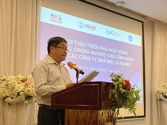 Ông Trần Trường Chinh, Phó Giám đốc Trung tâm Kiểm soát bệnh tật TP Cần Thơ phát biểu khai mạc hội thảo triển khai hoạt động phòng, chống HIV/AIDS cho công nhân tại các công ty, nhà máy, xí nghiệp.