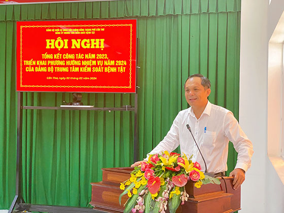 Đồng chí Võ Tuyền Giang, Phó Bí thư Đảng ủy Khối Cơ quan Dân chính Đảng phát biểu chỉ đạo tại hội nghị.