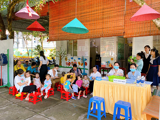 Trẻ được tiếp nhận tại điểm tiêm trường mầm non Hoa Cúc, phường An Khánh, quận Ninh Kiều.