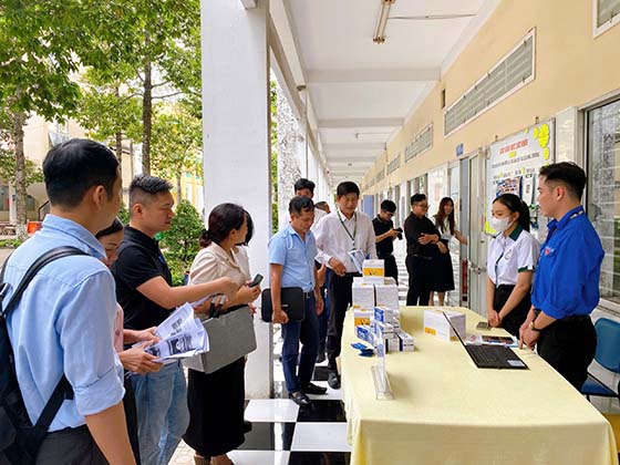 Điểm cấp phát bao cao su, gel bôi trơn miễn phí tại Trường Cao đẳng Kinh tế - Kỹ thuật Cần Thơ.