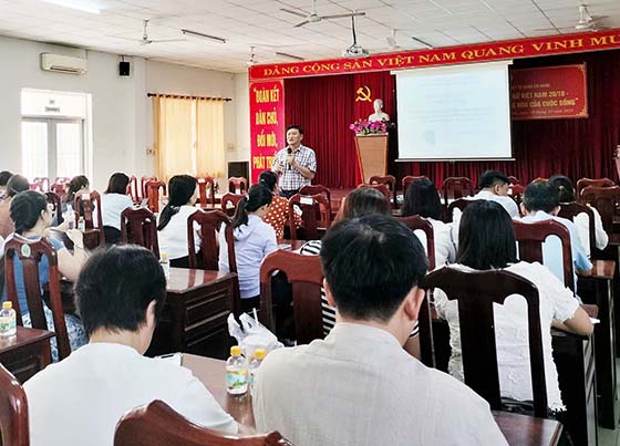 Bác sĩ Lê Phúc Hiển, Phó Trưởng khoa Phòng chống bệnh truyền nhiễm - Kiểm dịch y tế quốc tế, Trung tâm Kiểm soát bệnh tật TP Cần Thơ trình bày tại lớp tập huấn.