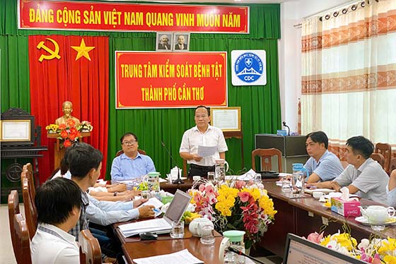 Ông Phan Khắc Hoàng, Chánh Thanh tra Sở Y tế, Trưởng đoàn phát biểu tại buổi họp.