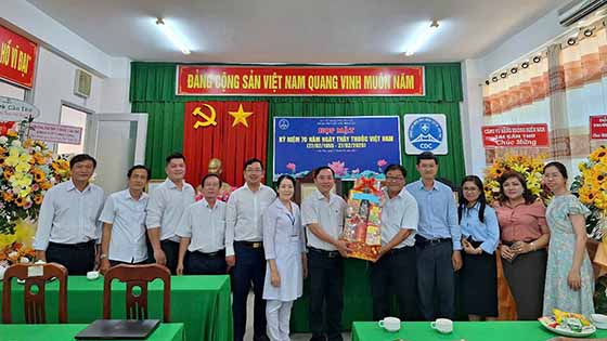 Ông Đào Chí Nghĩa, Phó Trưởng đoàn ĐBQH thành phố đến thăm và chúc mừng CDC Cần Thơ nhân Ngày Thầy thuốc Việt Nam