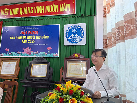 Ông Huỳnh Minh Trúc, Bí thư Đảng ủy, Giám đốc Trung tâm Kiểm soát bệnh tật phát biểu tại hội nghị