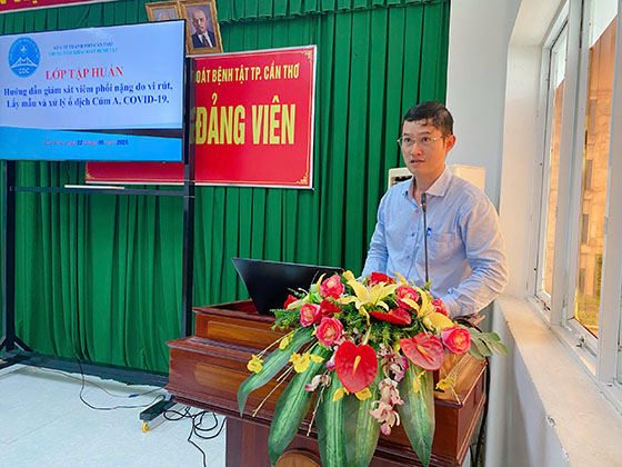 Ông Hà Tấn Vinh, Phó Giám đốc CDC Cần Thơ phát biểu khai mạc tập huấn hướng dẫn giám sát viêm phổi nặng do vi rút, lấy mẫu và xử lý ổ dịch Cúm A, COVID-19.