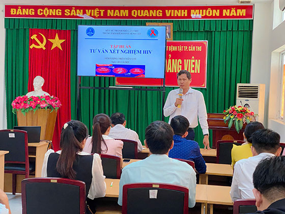 Ông Dáp Thanh Giang, Trưởng khoa Phòng, chống HIV/AIDS, CDC Cần Thơ trình bày tại lớp tập huấn tư vấn xét nghiệm HIV cho nhân viên y tế.