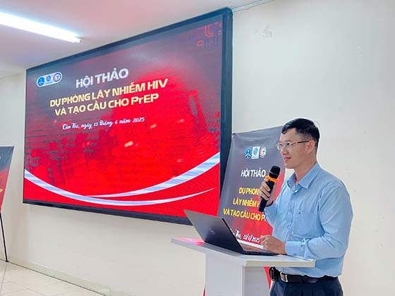 Ông Hà Tấn Vinh, Phó Giám đốc CDC Cần Thơ phát biểu tại buổi Hội thảo dự phòng lây nhiễm HIV và tạo cầu cho PrEP.