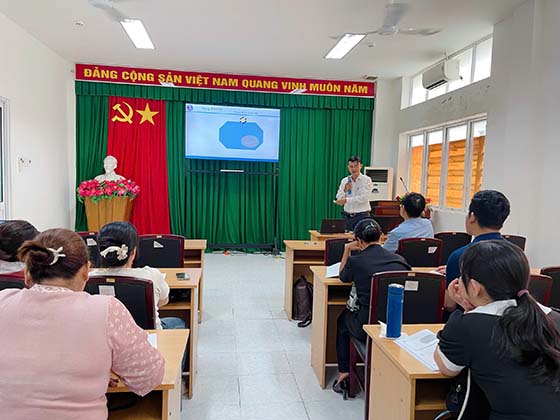 Ông Hà Tấn Vinh, Phó Giám đốc CDC Cần Thơ trình bày Cập nhật nội dung thay đổi trong Dự thảo mới về Hướng dẫn Điều trị và Chăm sóc HIV/AIDS và Diễn biến tự nhiên của nhiễm HIV.