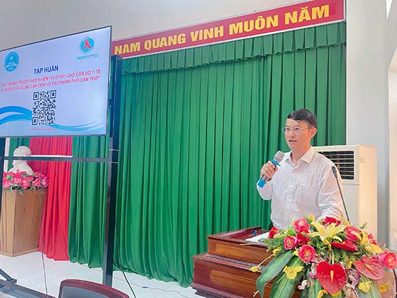 Ông Hà Tấn Vinh, Phó Giám đốc CDC Cần Thơ phát biểu khai mạc lớp tập huấn dự phòng trước phơi nhiễm HIV (PrEP) cho cán bộ y tế và nhân viên cung cấp dịch vụ tại các cơ sở điều trị.