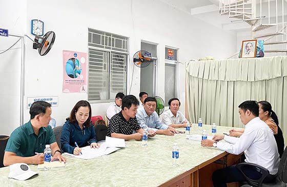 Đoàn làm việc tại Trạm Y tế phường Trà An.