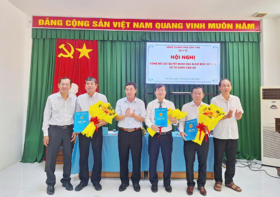 Ban Giám đốc Sở Y tế thành phố Cần Thơ trao quyết định bổ nhiệm lại cho ông Huỳnh Minh Trúc, ông Võ Chí Đại và ông Lê Văn Chúc