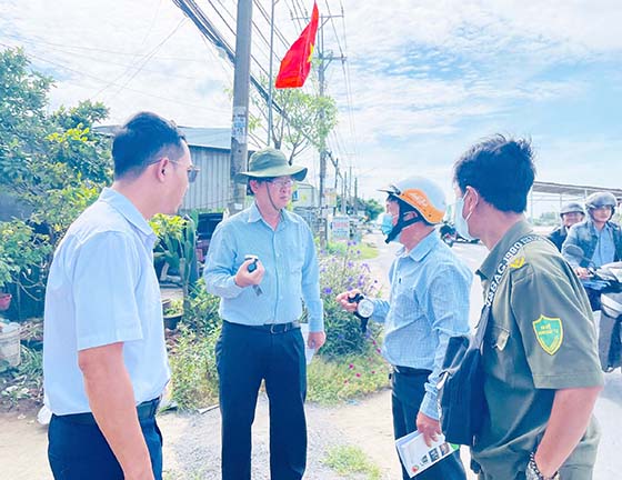 Đoàn kiểm tra hoạt động phòng chống sốt xuất huyết tại khu vực Mỹ Phước, phường An Bình.