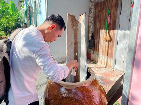 Cán bộ Trạm Y tế phường An Bình kiểm tra giám sát phòng chống dịch tại địa phương.