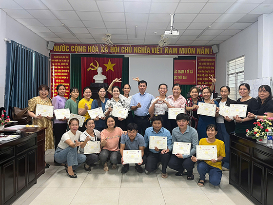 Các học viên được cấp giấy chứng nhận sau lớp tập huấn