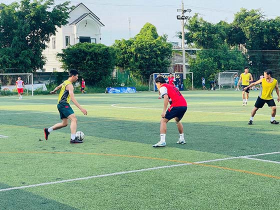 Thành viên hai đội thi đấu hăng say.