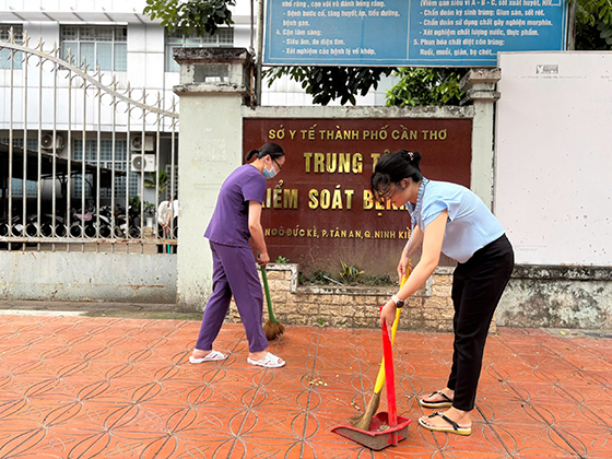 Chi đoàn cơ sở Trung tâm Kiểm soát bệnh tật dọn vệ sinh khuôn viên tại số 1 Ngô Đức Kế.
