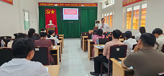 BS.CKI Trần Văn Phúc, Trưởng khoa Khoa truyền nhiễm, Bệnh viện Đa khoa thành phố hướng dẫn chẩn đoán và điều trị HBV tại lớp tập huấn.