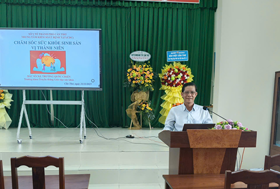 Ông Trường Quốc Chiến, Trưởng khoa Truyền thông giáo dục sức khoẻ, CDC Cần Thơ trình bày tại buổi truyền thông.